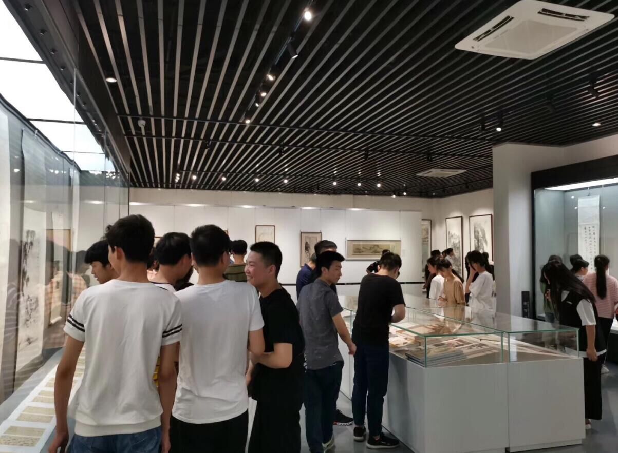 湖南陈少梅美术馆展柜制作